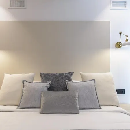 Deluxe Sol, By Monaro Apartment