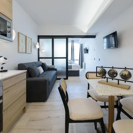 Deluxe Sol, By Monaro Apartment