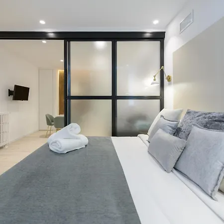 Apartment Deluxe Sol, By Monaro *