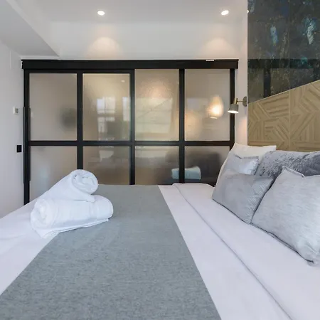 Deluxe Sol, By Monaro Apartment *