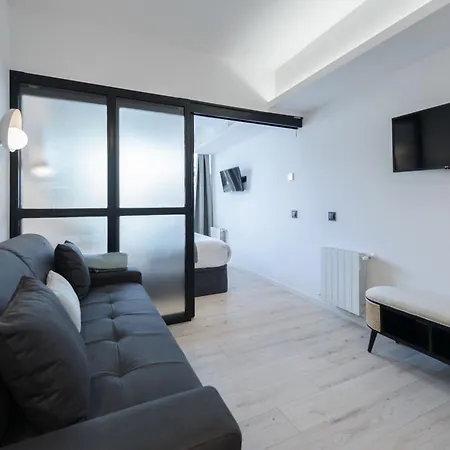 Deluxe Sol, By Monaro Apartment