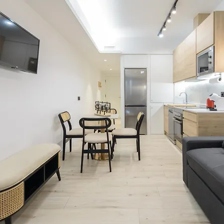 Deluxe Sol, By Monaro Apartment