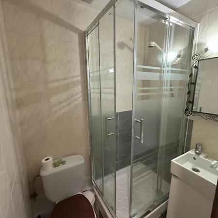 Rosales Residences Apartament *