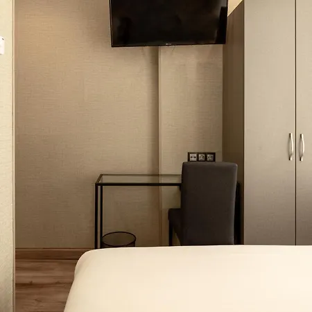 Hotell Avenida Gran Via 3*