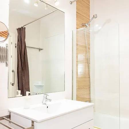 Modern And Spacious-2bedrooms 1bathroom-malasana Apartment