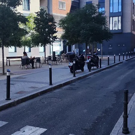 Entero Junto A Cuatro Caminos Con Licencia Del Ayto De *