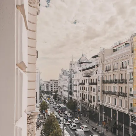 Amplio Piso De 7 Habs, 4 Banos Sobre Calle Gran Via