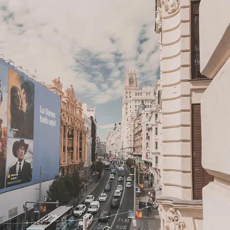 Amplio Piso De 7 Habs, 4 Banos Sobre Calle Gran Via