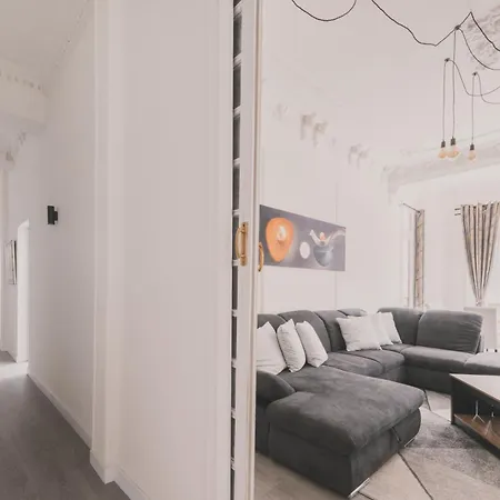 Amplio Piso De 7 Habs, 4 Banos Sobre Calle Gran Via Appartement *