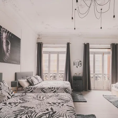 Amplio Piso De 7 Habs, 4 Banos Sobre Calle Gran Via Appartement