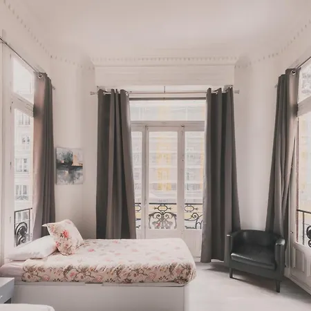 Amplio Piso De 7 Habs, 4 Banos Sobre Calle Gran Via Appartement *