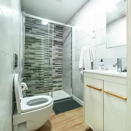Apartment New Flat , Modern , Wifi, 10min Sol, 5 Reina Sofia Madrid