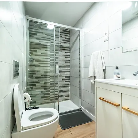 Apartment New Flat , Modern , Wifi, 10min Sol, 5 Reina Sofia Madrid