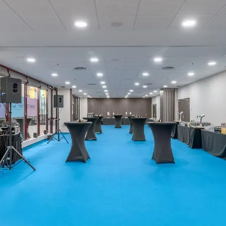 Exe Convention Plaza Hotel 4*