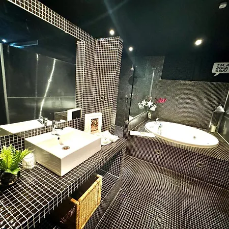 Con Jacuzzi Apartment