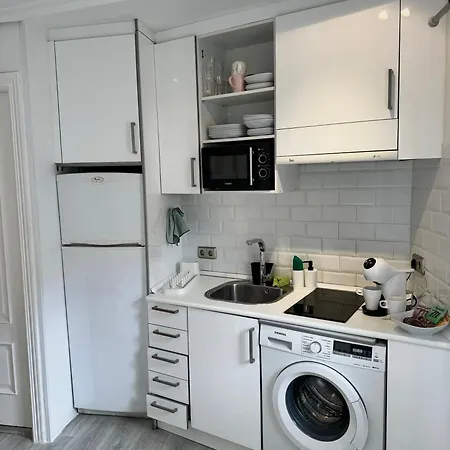 Lovely Balcony Center Apartment