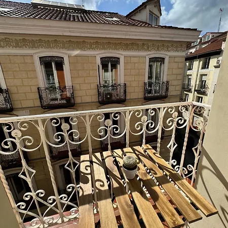 Lovely Balcony Center Apartment *