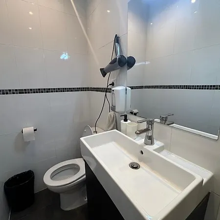 Hostal Onefam *
