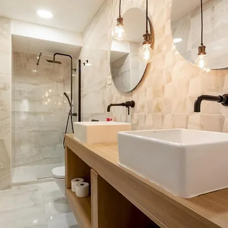 Apartment 3 Bedrooms 2 Bathrooms Furnished - Salamanca - Stylish - Mintystay *