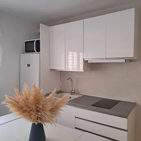 Cozy Up To 6 Persons 3 Min To Metro Apartment