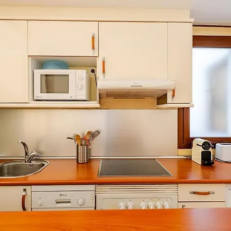 Apartment Silencioso, Bien Situado Y Luz Natural *
