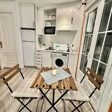 Lovely Balcony Center Apartment