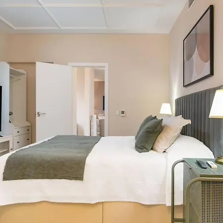 Spacious 3 Bedroom Apartamento *