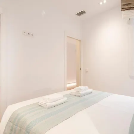 Pelayo, 8 Apartment *
