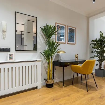 Apartment Wide And Modern -1bd 1,5 Bth- Malasana Madrid
