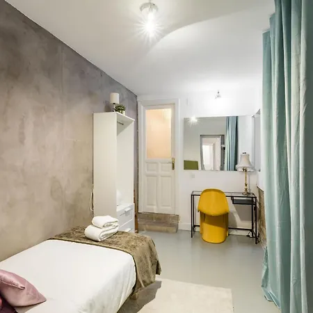 White Urban Vibes Apartment
