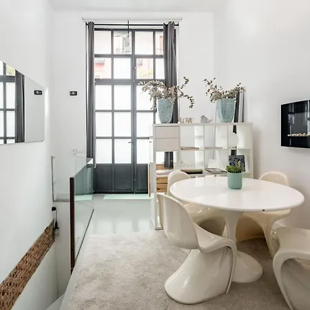 White Urban Vibes Apartment