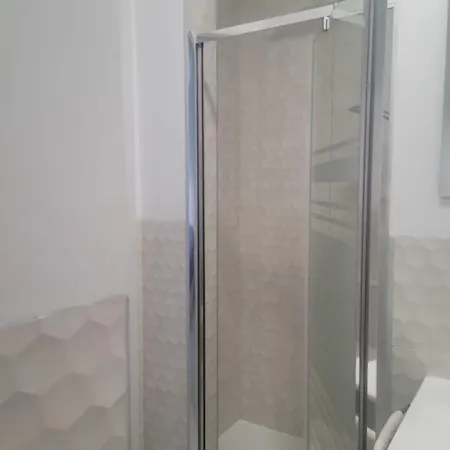 250m Chamartin, 250m Plaza Castilla, 3 Stops Bernabeu Apartment *