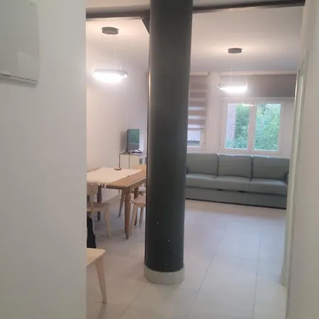 250m Chamartin, 250m Plaza Castilla, 3 Stops Bernabeu Apartment *