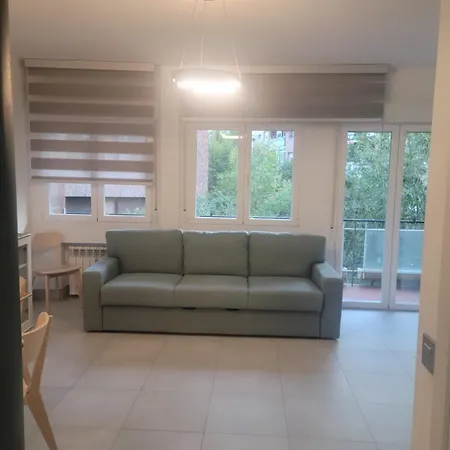 250m Chamartin, 250m Plaza Castilla, 3 Stops Bernabeu Apartment