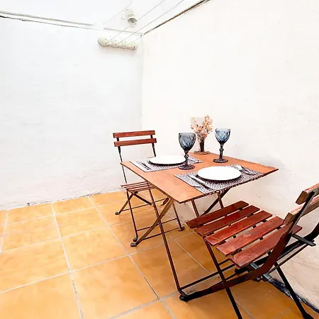 Luminoso, Con Patio Y Buena Zona Appartamento