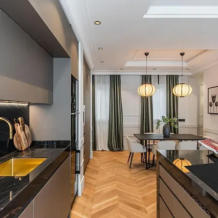 Royal Crest Deluxe Madrid