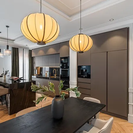 Royal Crest Deluxe Madrid