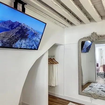 Chic Penthouse With Urban Charm & Rooftop Apartment Madrid