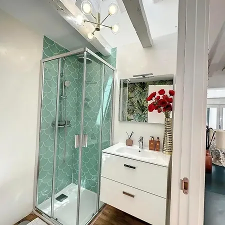 Chic Penthouse With Urban Charm & Rooftop *