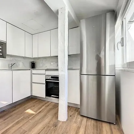 Apartment Chic Penthouse With Urban Charm & Rooftop *