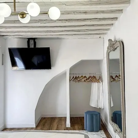 Chic Penthouse With Urban Charm & Rooftop Madrid