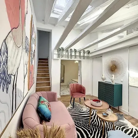 Apartment Chic Penthouse With Urban Charm & Rooftop