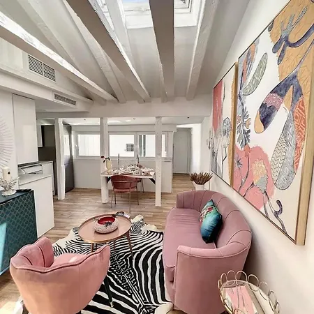 Chic Penthouse With Urban Charm & Rooftop Apartment *