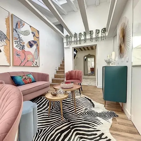 Apartment Chic Penthouse With Urban Charm & Rooftop *