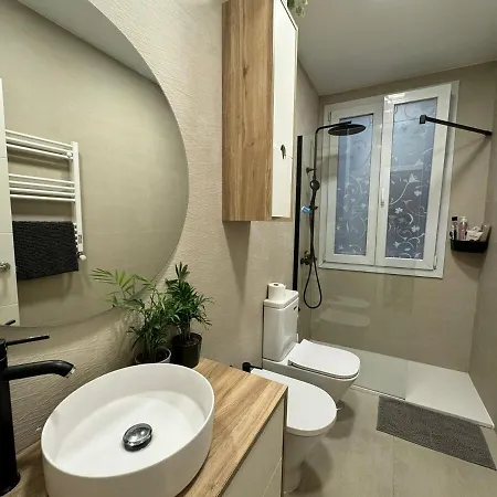 Aura Salamanca 2 Bedroom Flat With Balcony *