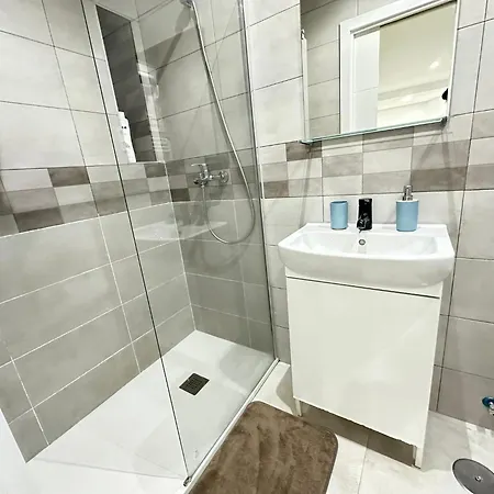 Estudio Con Bano Privado En El Centro De *