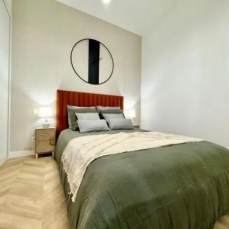 Modern & Bright Studio *