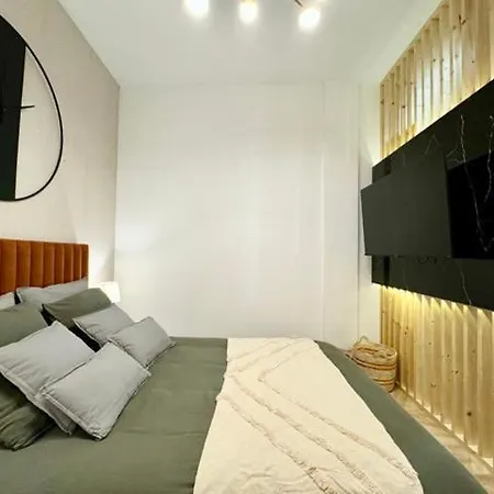Modern & Bright Studio Apartment