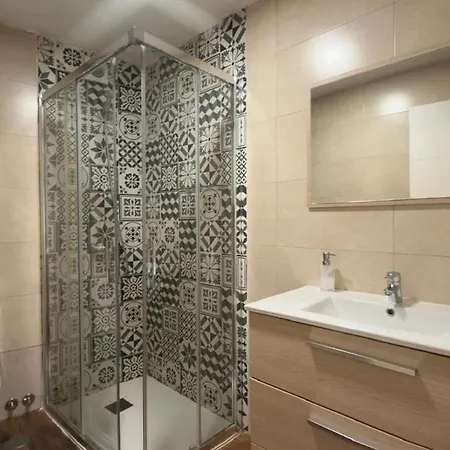 Centrally Located In 3i Apartment *