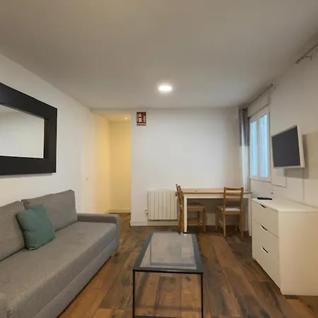 Centrally Located In 3i Apartment *